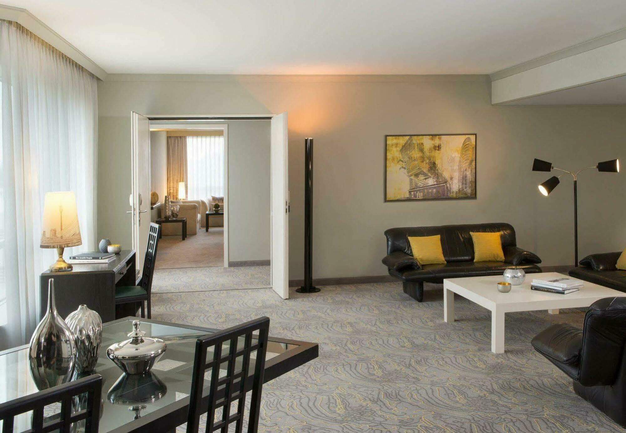 Renaissance Duesseldorf Hotel Bagian luar foto
